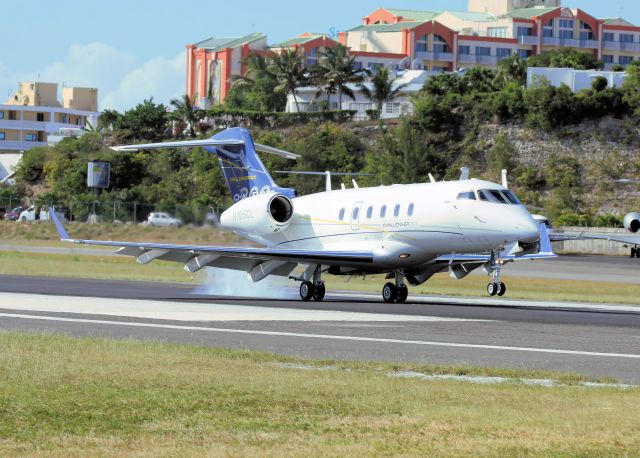 Bombardier Challenger 300 (N305CL)