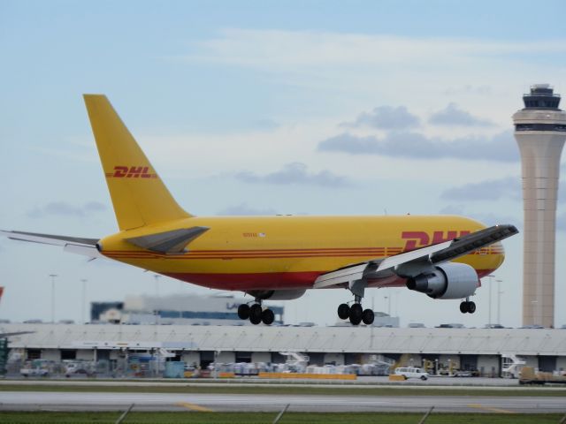 BOEING 767-200 (N797AX)