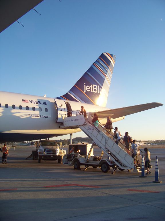 Airbus A320 (N585JB)