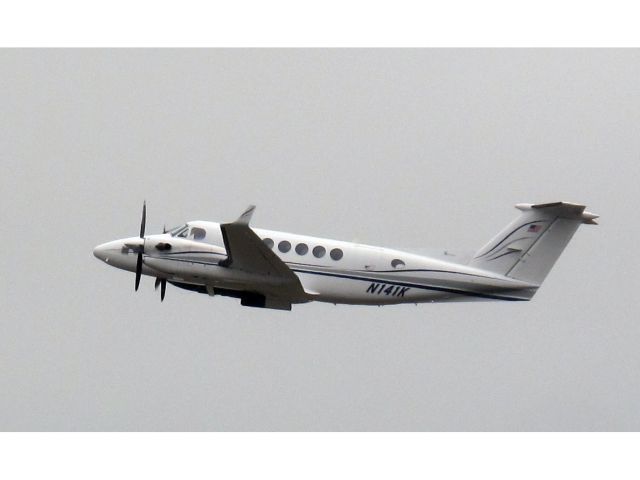 Beechcraft Super King Air 350 (N141K) - Take off RW06.