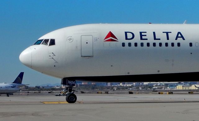 BOEING 767-300 (N1604R) - phoenix sky harbor international airport 10JAN21