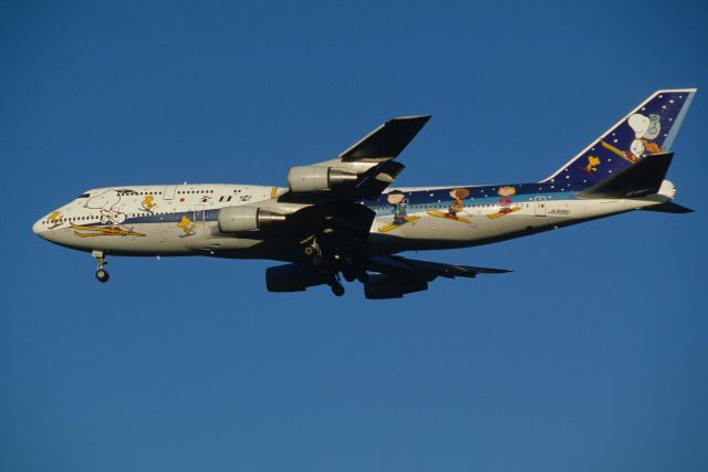 Boeing 747-400 (domestic, no winglets) (JA8961) - Final Approach to Tokyo-Haneda Intl Airport Rwy16L on 1996/11/13 " Skiing Snoopy c/s "