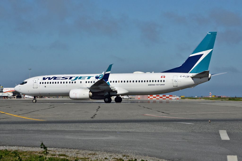 Boeing 737-800 (C-FLSF)