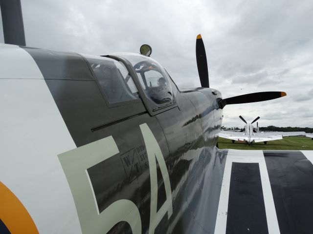 Cessna Conquest 2 (N959RT) - Supermarine 361 Spitfire IXc (1944 C/N CBAF.8125)