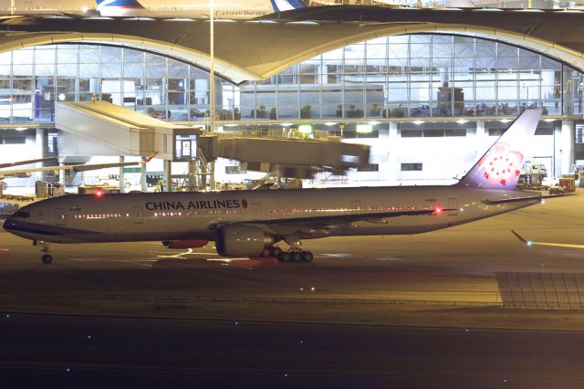 BOEING 777-300ER (B-18051) - First day of operation, Dynasty 924 operated by the newest member of the fleet, B-18051 Boeing 777-300(ER). China Airlines will put their 777 in TPE-HKG route for testing the aircraft before putting them into long-haul route