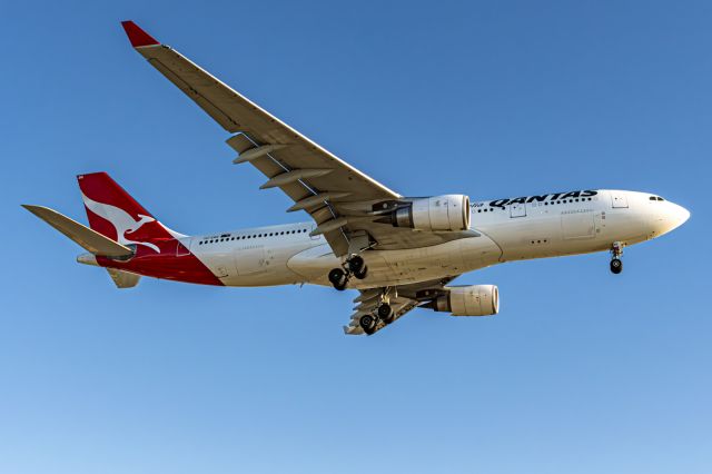 Airbus A330-200 (VH-EBQ) - Arrival at LAX
