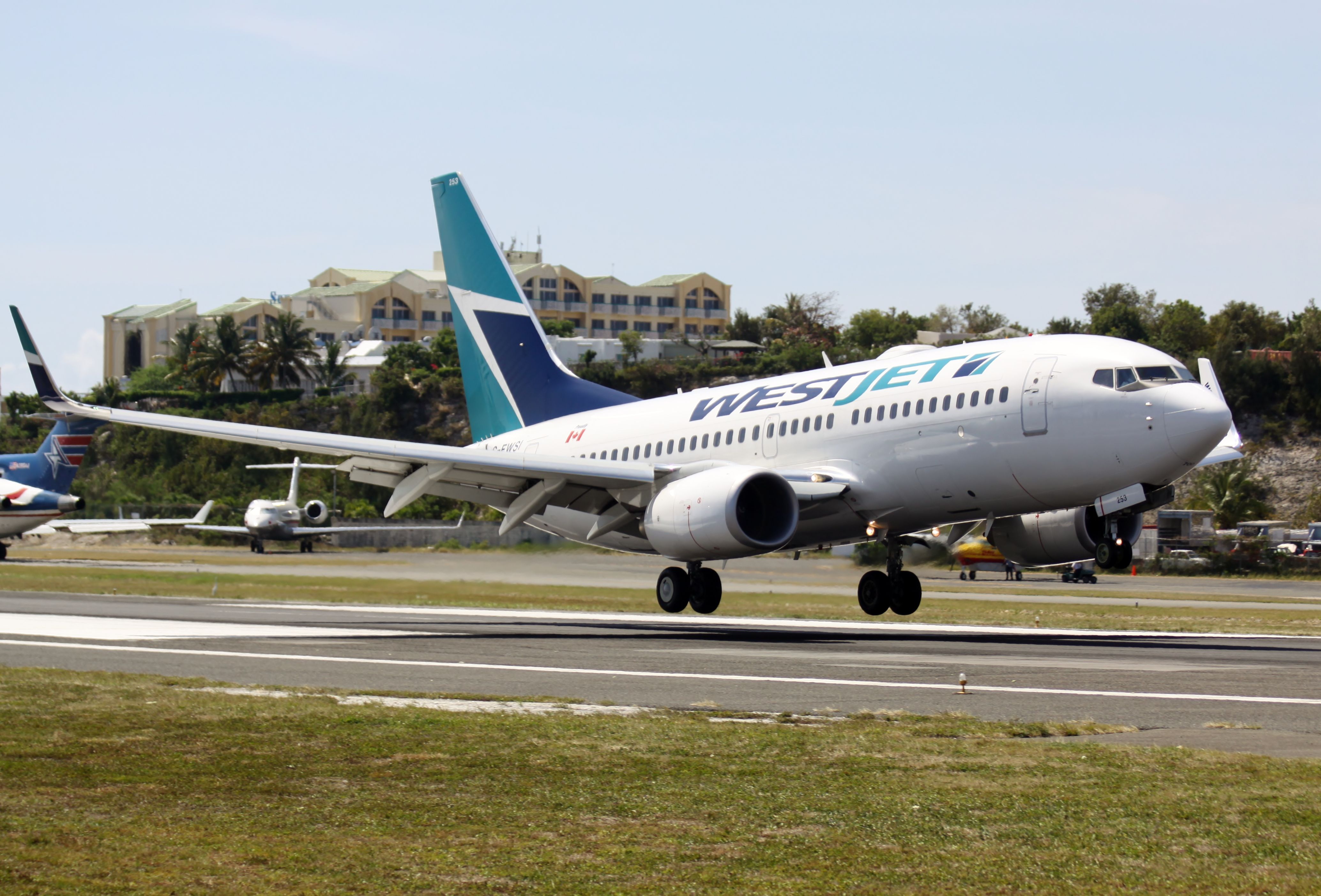 Boeing 737-700 (C-FWSI)