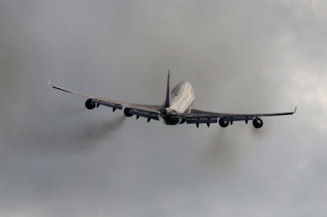 Boeing 747-400 (N674US) - Burning Dirty, laying down some thick smoke.