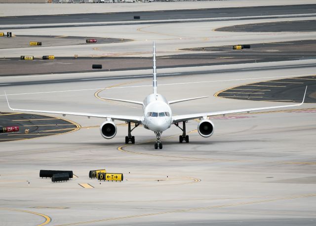 Boeing 757-200 (N207UW)