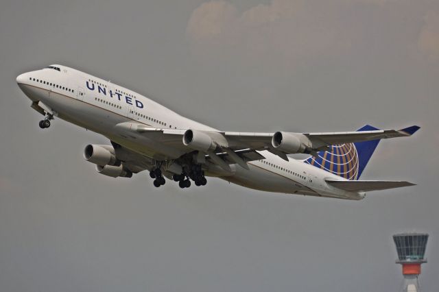 Boeing 747-400 (N127UA)