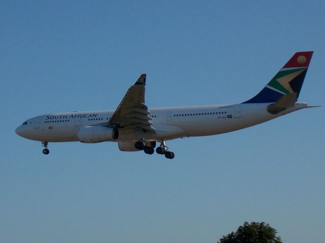 Airbus A340-200 (ZS-SXV)