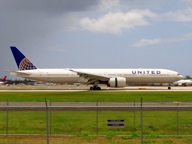 BOEING 777-300 (N2136U)