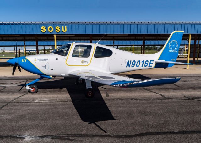 Cirrus SR-20 (N901SE)