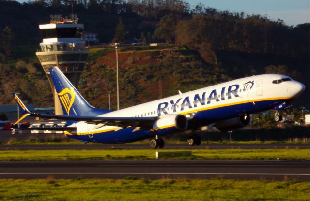Boeing 737-800 (9H-QDB)