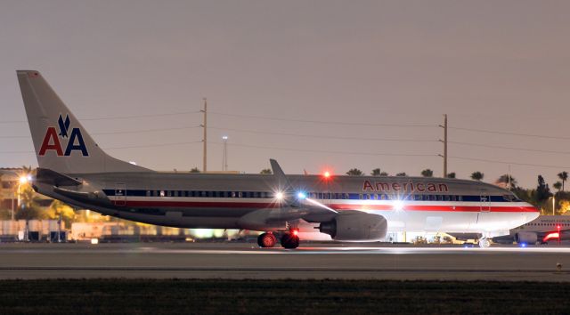 Boeing 737-800 (N852NN)