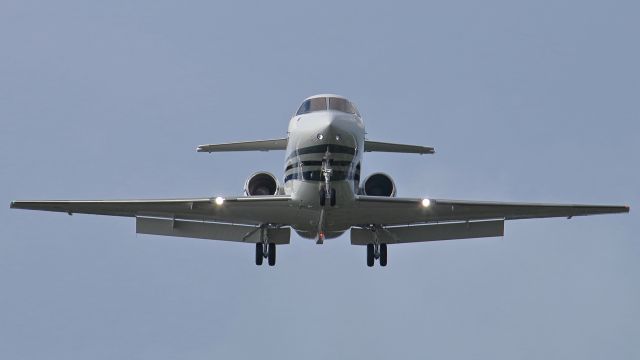 Hawker 800 (N68CB) - Lebanon, TN -- This Cracker Barrel corporate Hawker 800 is on final approach to M54 runway 19.