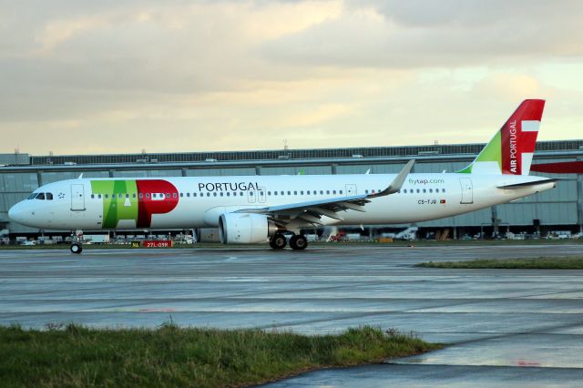 Airbus A321neo (CS-TJQ) - Taxiing to Stand 218R on 3-Mar-20 operating flight TAP1356 from LPPT.
