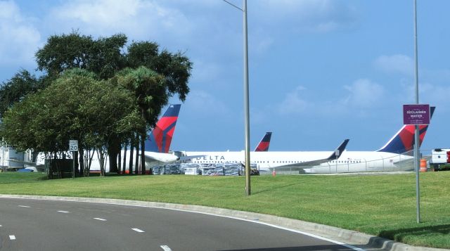 BOEING 767-300 (N1608)