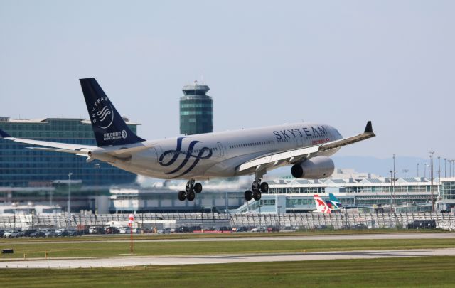 Airbus A330-200 (B-5949) - China Eastern A330-243 in SkyTeam livery