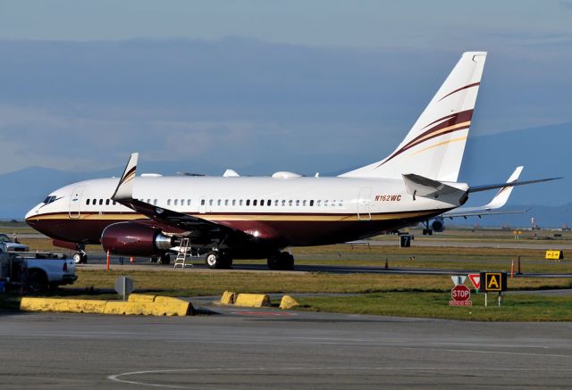 Boeing 737-700 (N162WC)