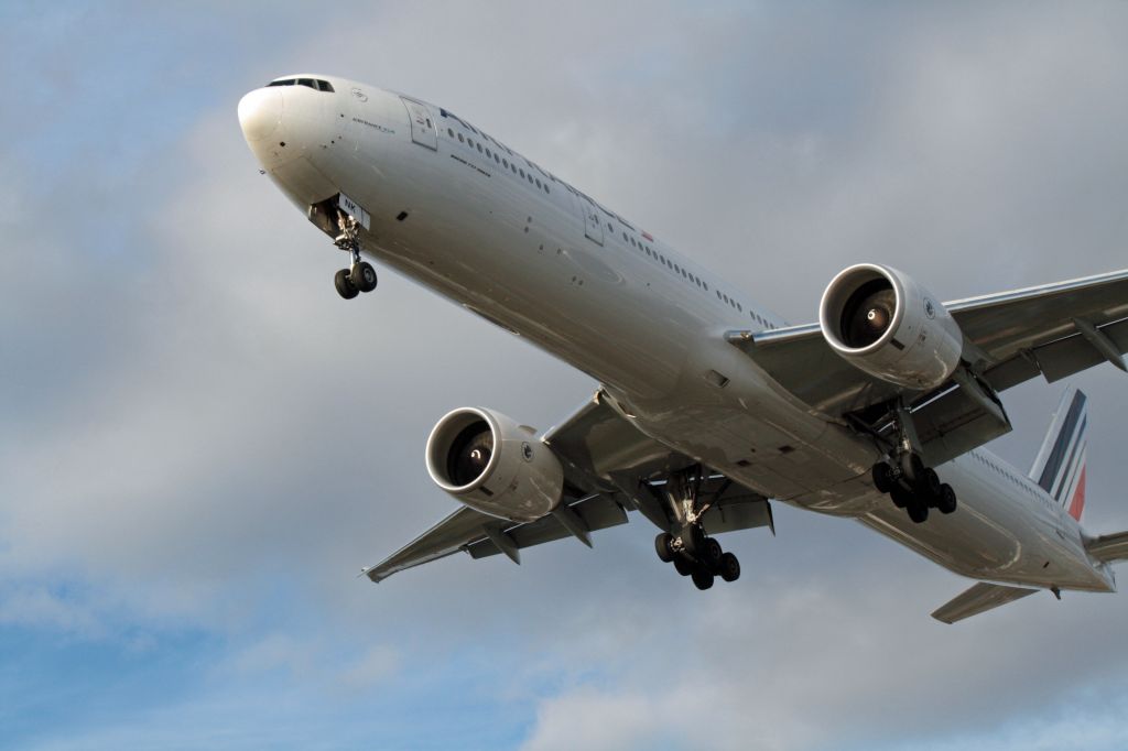 Boeing 777-200 (F-GZNK) - Arriving Montreal Trudeau on 24L