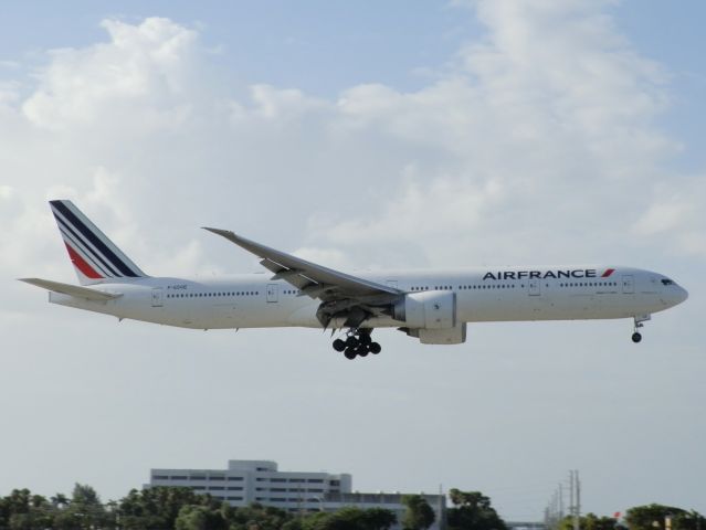 BOEING 777-300ER (F-GSQE)