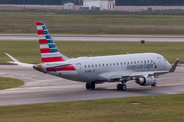 Embraer 175 (N214NN)