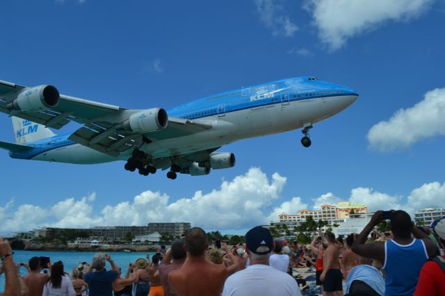 Boeing 787-9 Dreamliner (PH-BHG) - Inbound flight at Maho Beach, Saint Martin.