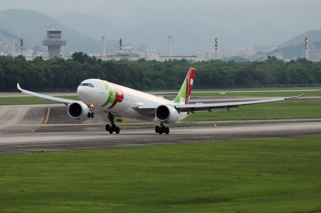 Airbus A330-300 (CS-TUM)