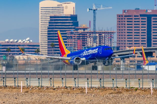 Boeing 737 MAX 8 (N8786Q) - A Southwest Airlines 737 MAX 8 taking off from PHX on 3/4/23. Taken with a Canon R7 and Canon EF 100-400 L II lens.