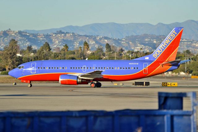 BOEING 737-300 (N658SW)