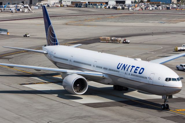 BOEING 777-300ER (N2645U)