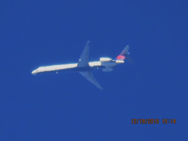 McDonnell Douglas MD-90 (N947DN)
