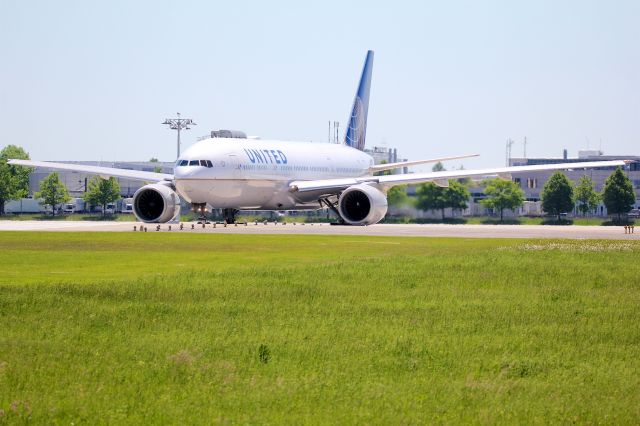 Boeing 777-200 (N220UA)