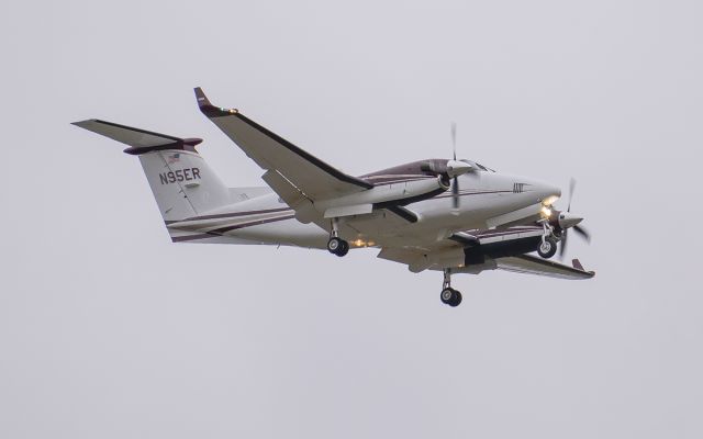 Beechcraft Super King Air 200 (N95ER) - Runway 02L arrival @KDPA.