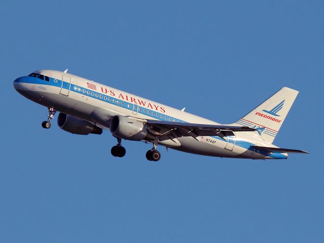 Airbus A319 (N744P)