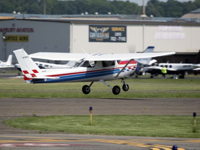 Cessna 152 (N7607L) - Touch & go runway 08. 1 JUN 2016