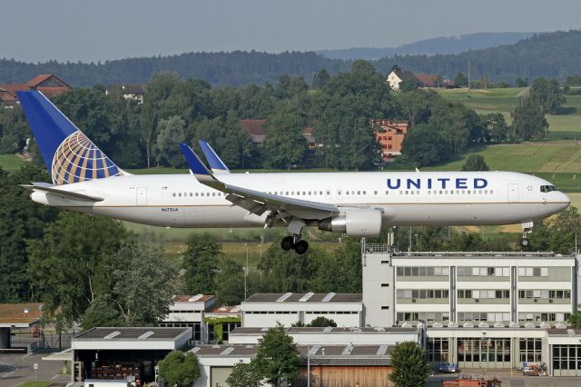 BOEING 767-300 (N672UA)