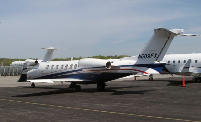 Learjet 40 (N609FX)