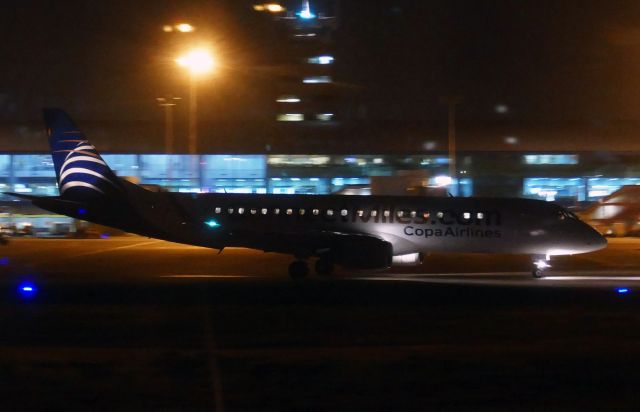 Embraer ERJ-190 —