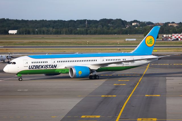 Boeing 787-8 (UK-78702)