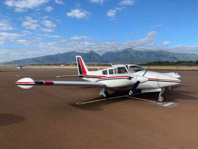 Piper PA-30 Twin Comanche (N8542Y)