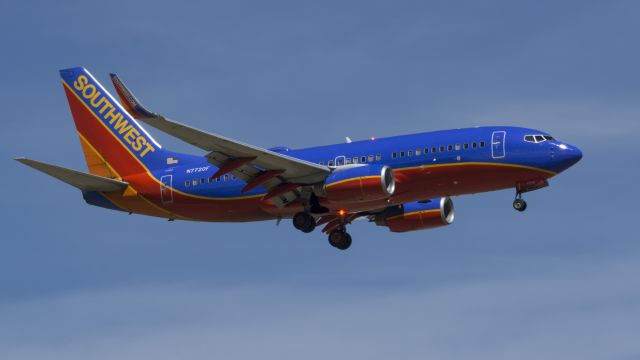 Boeing 737-700 (N7720F) - On final for 16Lbr /5/13/17