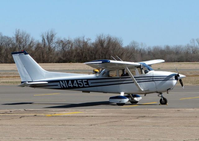 Cessna Skyhawk (N1445E) - Parked at Downtown Shreveport.