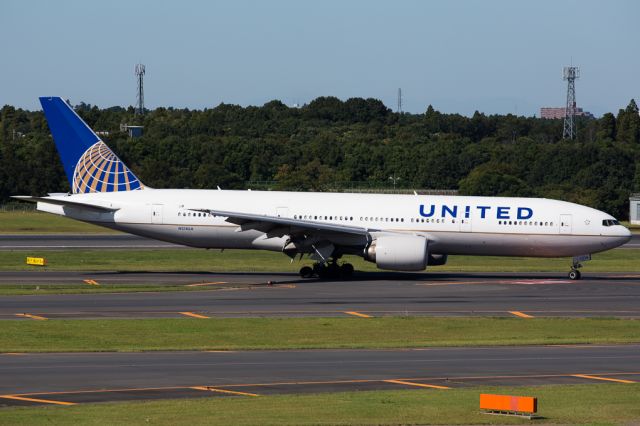 Boeing 777-200 (N214UA)