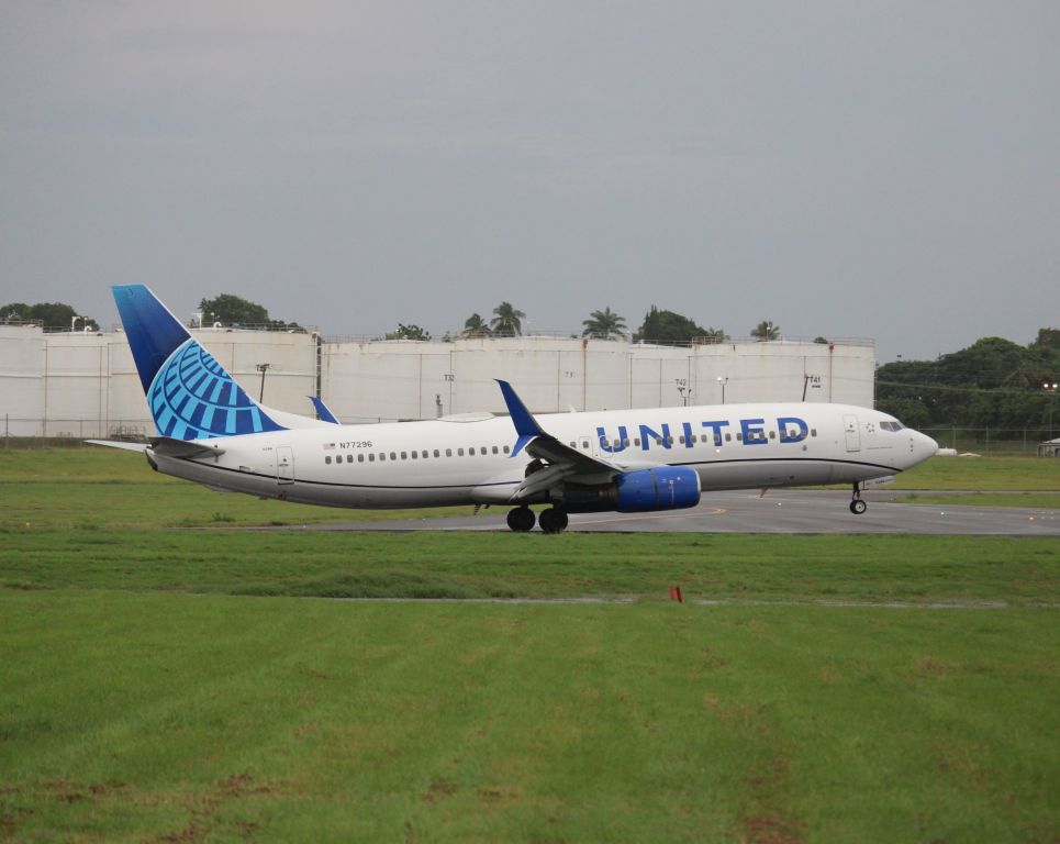 Boeing 737-800 (N77296)