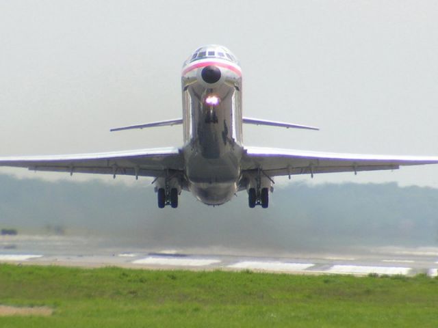 McDonnell Douglas MD-80 (N9624T) - take-off