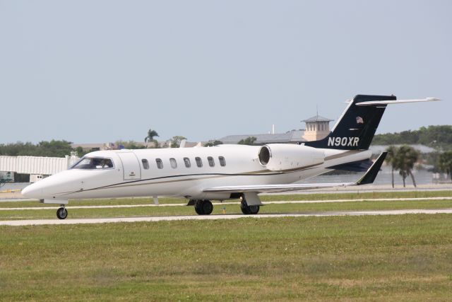 Learjet 40 (N90XR)