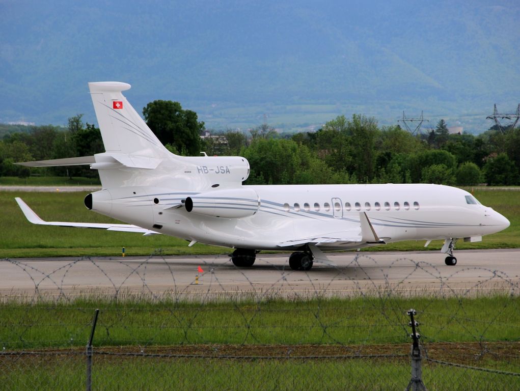 Dassault Falcon 7X (HB-JSA) - 9 mai 2014 - taxiing to holding point rwy 23