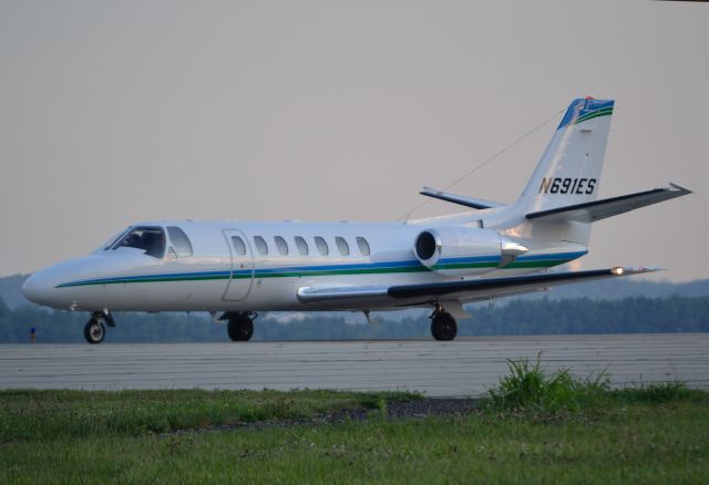 Cessna Citation V (N691ES) - Citation V N691ES holds short of 25, awaiting clearance for 21L departure at KLUK.